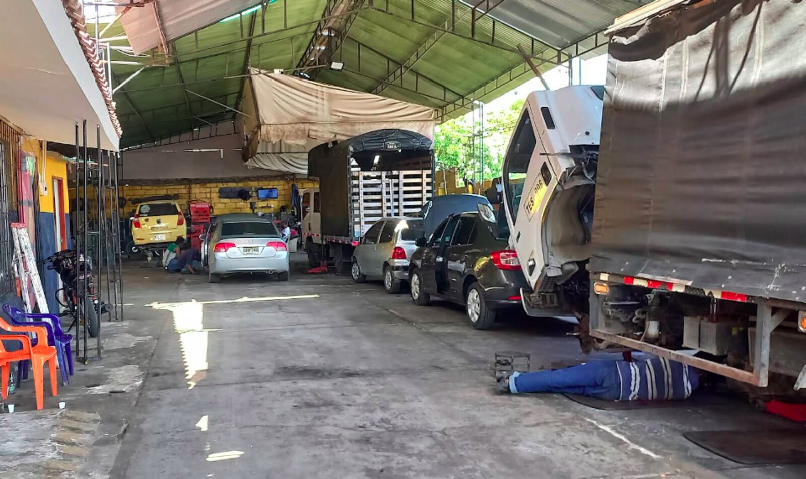 Taller de Nico Frenos del Caribe con camiones, busetas y vehículos livianos en mantenimiento